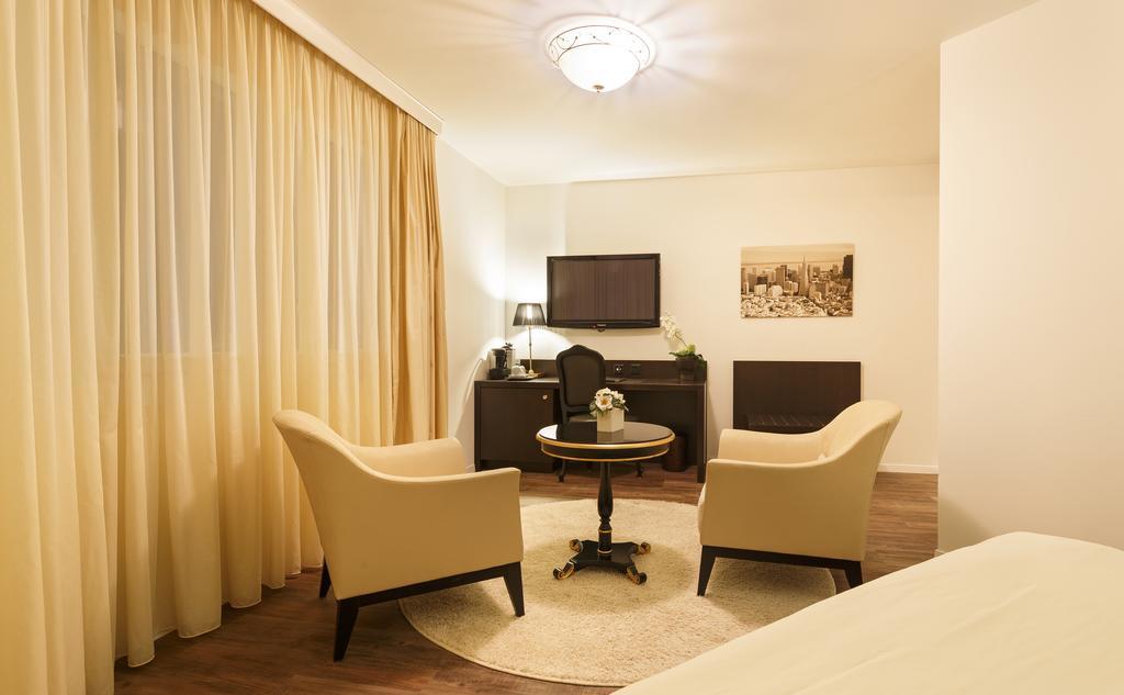 Business Hotel First Feusisberg Ruang foto